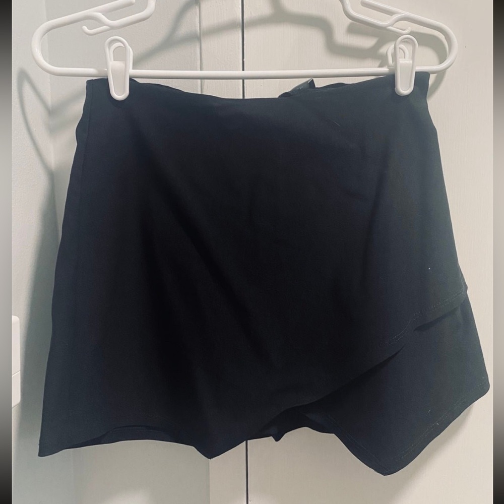 Black skirt/skort